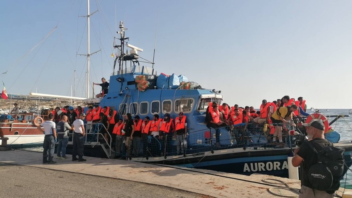 Die "Aurora" am vergangenen Wochenende im Hafen von Lampedusa