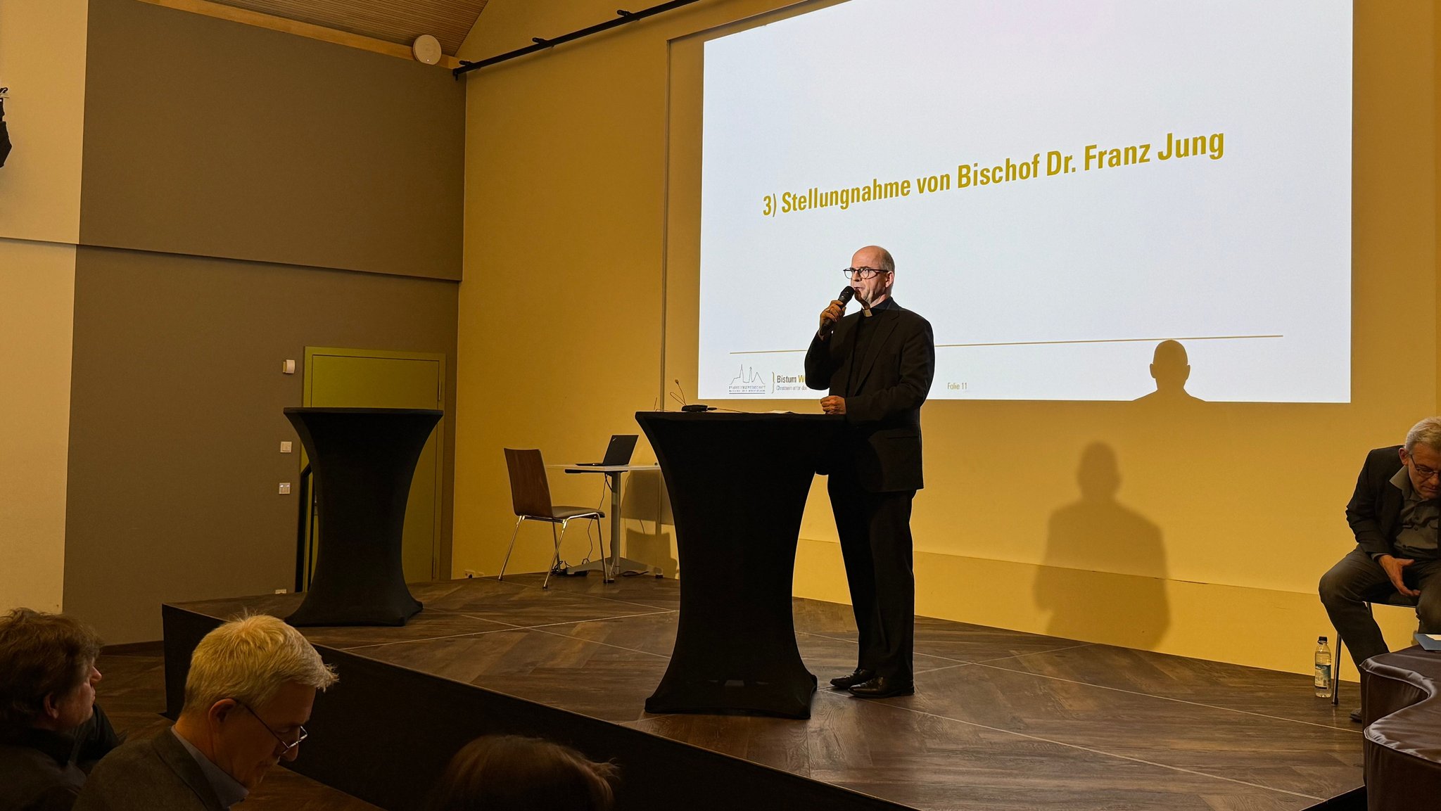 Nach Missbrauchsvorwürfen gegen einen Priester hat sich Würzburgs Bischof Franz Jung der Diskussion mit Gläubigen gestellt. | Bild: BR/Pirmin Breninek Nach Missbrauchsvorwürfen gegen einen Priester hat sich Würzburgs Bischof Franz Jung der Diskussion mit Gläubigen gestellt.