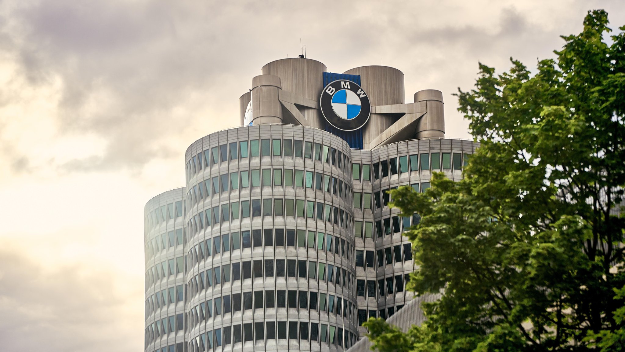 Wolken über BMW Hochhaus