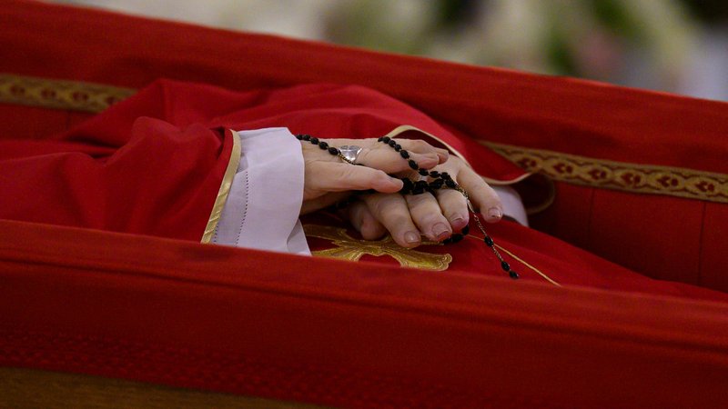 Vatikan, Vatikanstadt: Der Leichnam von Papst Franziskus wird in seiner Privatkapelle im Vatikan aufgebahrt. | Bild: Vatican Media/Vatican Media/AP/dpa Vatikan, Vatikanstadt: Der Leichnam von Papst Franziskus wird in seiner Privatkapelle im Vatikan aufgebahrt.