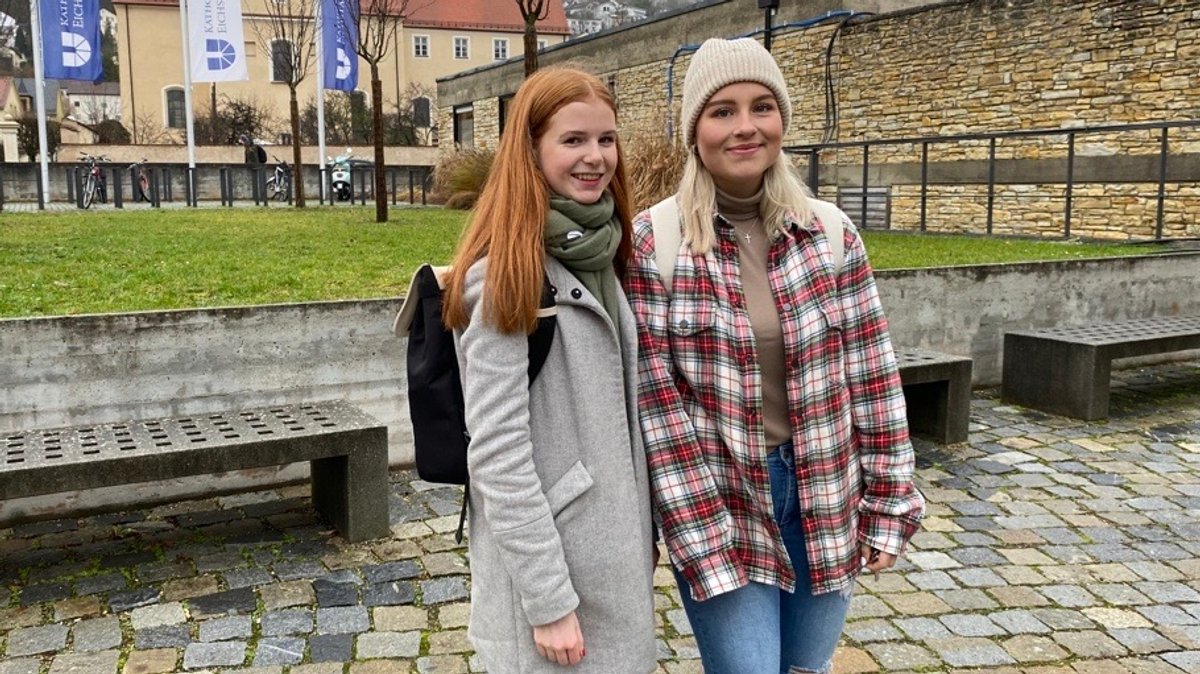Nina und Isabella studieren im 1. Semester Geographie in Eichstätt. Nach der Einigung über die Finanzierung bleibe die Unsicherheit, sagen sie.