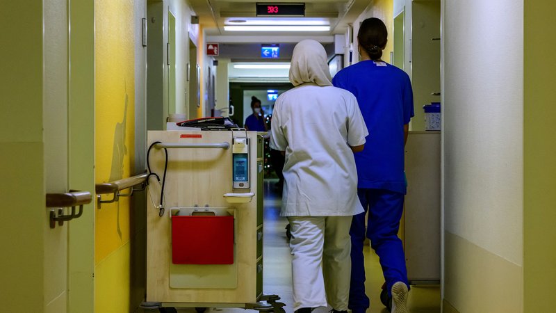 Seit der Corona-Pandemie ist das Krankenhauspersonal im Dauerstress. Doch wie kann es sein, dass die Sterbezahlen trotz Impfkampagne stiegen? | Bild: John MACDOUGALL / AFP Seit der Corona-Pandemie ist das Krankenhauspersonal im Dauerstress. Doch wie kann es sein, dass die Sterbezahlen trotz Impfkampagne stiegen?