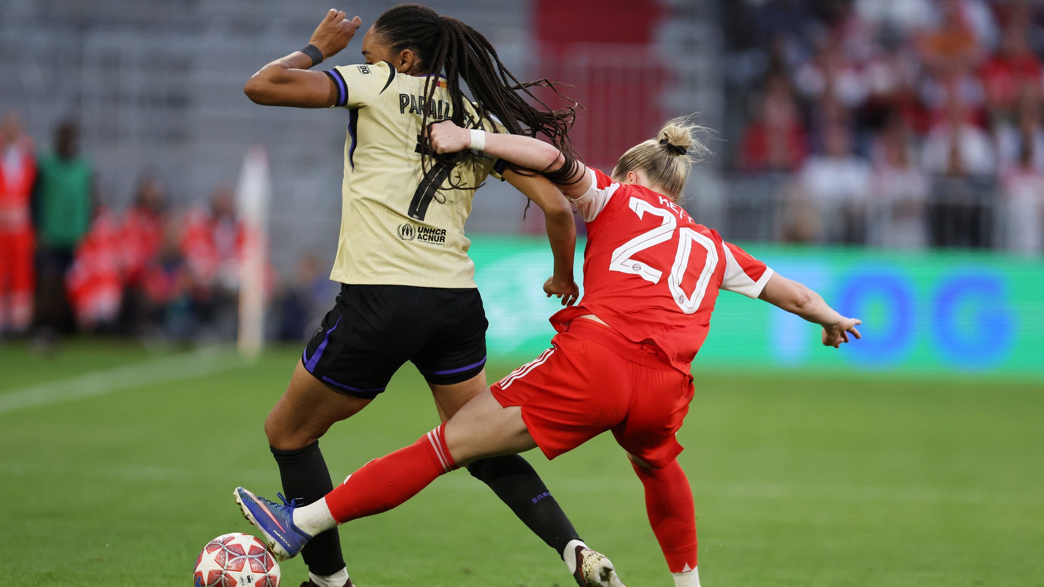 Franziska Kett (FC Bayern) zieht Salma Paralluelo (FC Barcelona) im Zweikampf an den Haaren.