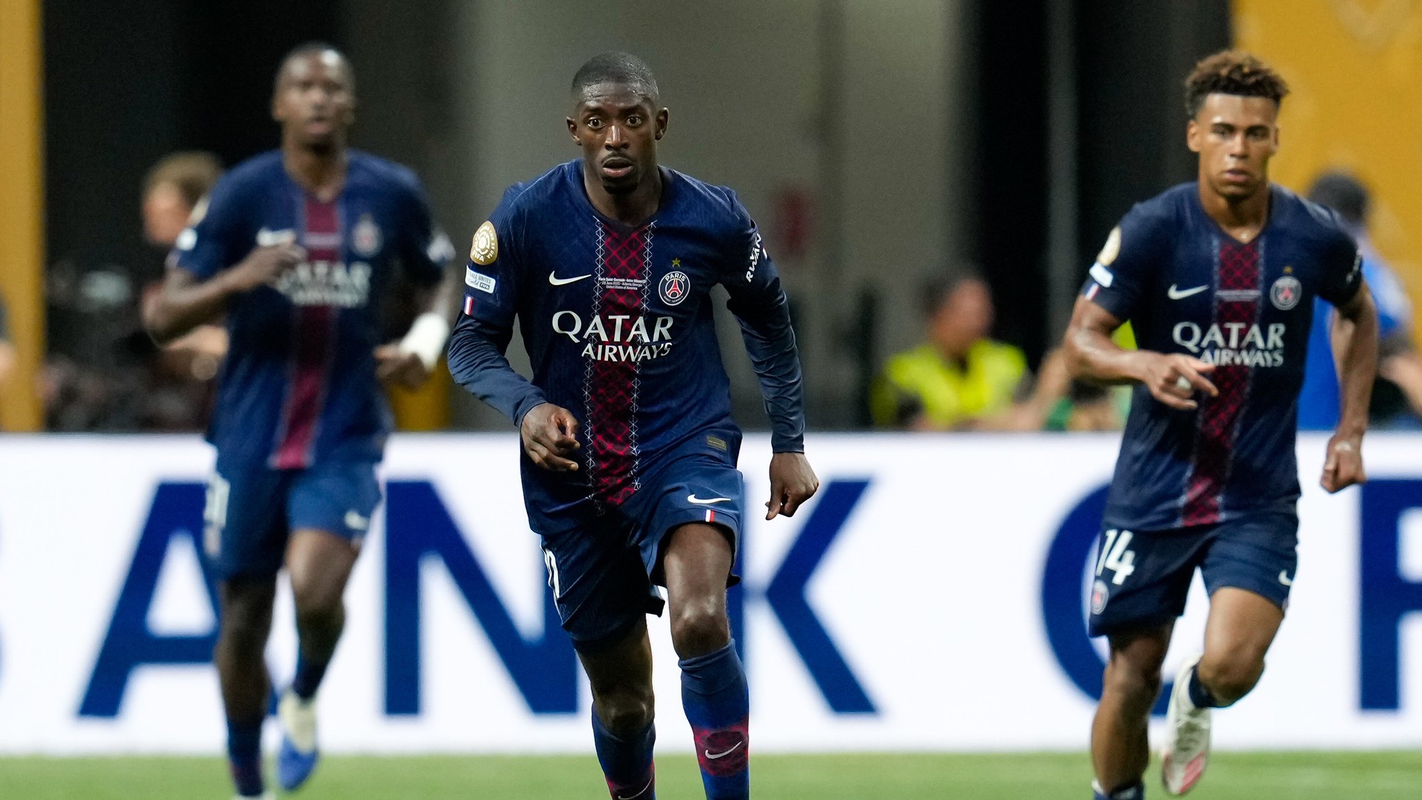 Ousmane Dembelé (M.) von Paris Saint-Germain | Bild: picture-alliance/dpa Ousmane Dembelé (M.) von Paris Saint-Germain