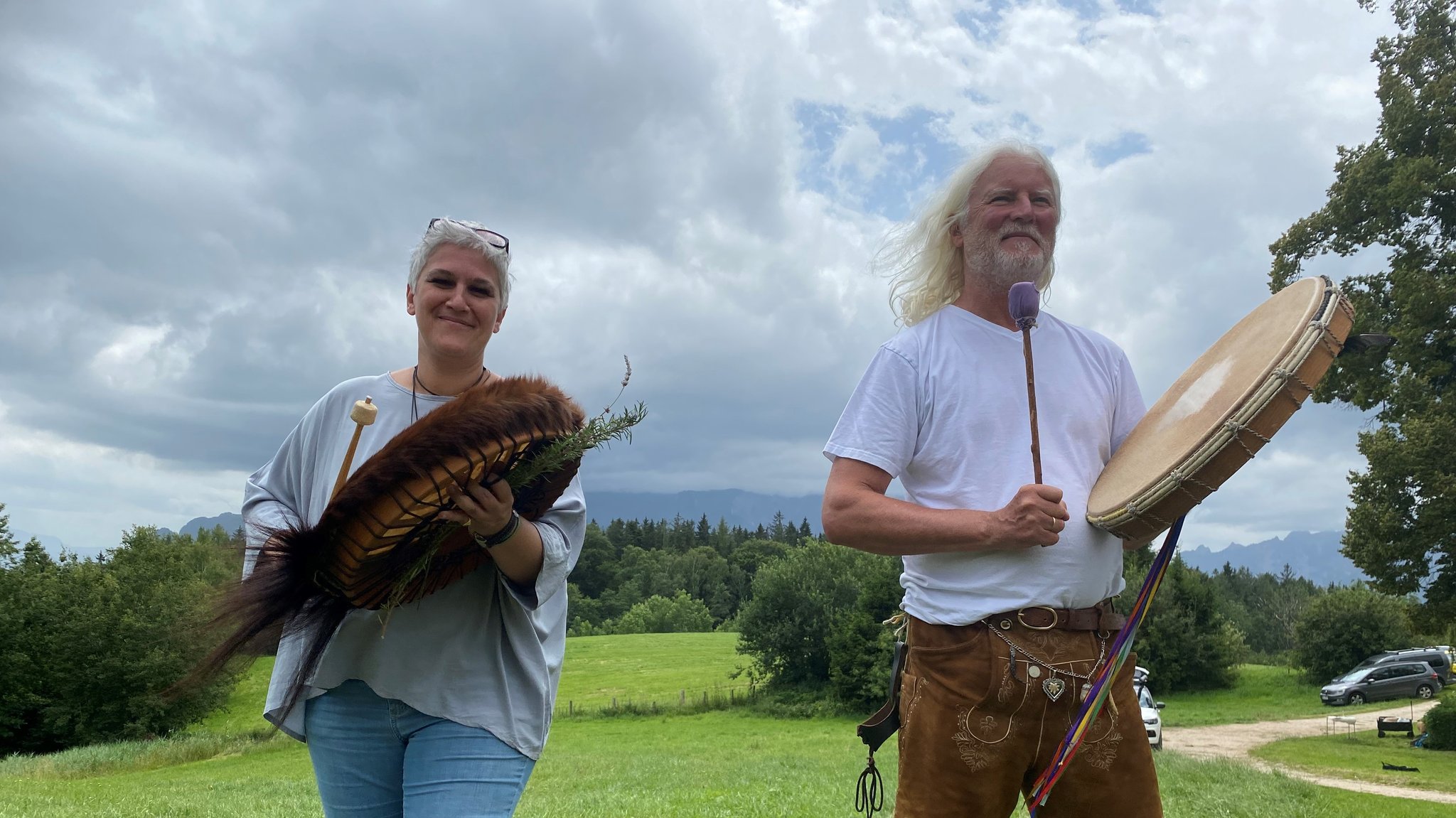 Tina Mader und Rainer Limpöck beim Alpenschamanentreffen mit Trommeln in den Händen