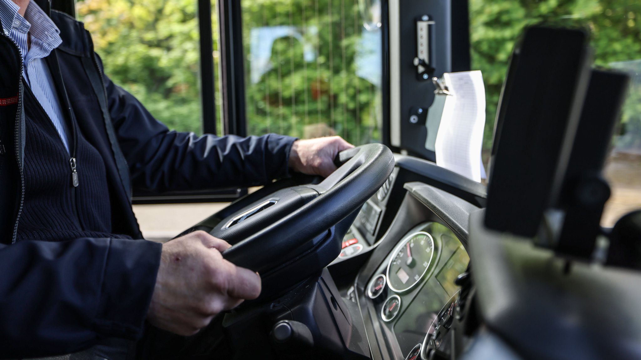 Bus außer Kontrolle: 79-Jähriger rettet Fahrgäste