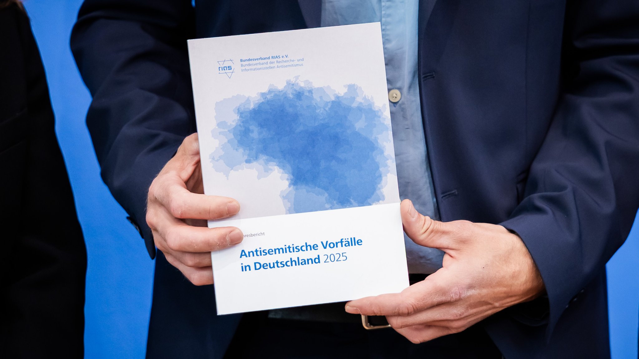 Die Recherche- und Informationsstelle Antisemitismus (RIAS) hat für 2025 erneut einen Höchststand an Übergriffen dokumentiert. | Bild: picture alliance/dpa | Christoph Soeder Die Recherche- und Informationsstelle Antisemitismus (RIAS) hat für 2025 erneut einen Höchststand an Übergriffen dokumentiert.