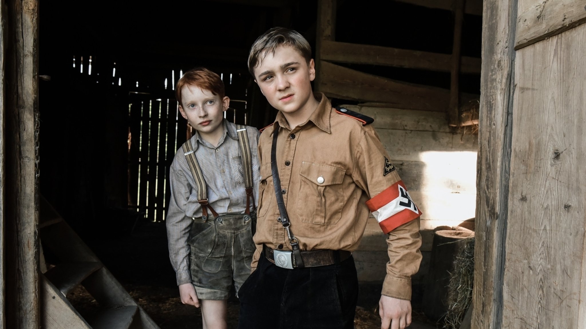 Verführt, neugierig und auch verwirrt vom Krieg, der immer näher rückt: Luis Vorbach (r.) und Xari Wimbauer in "Das Glaszimmer" (Filmszene).