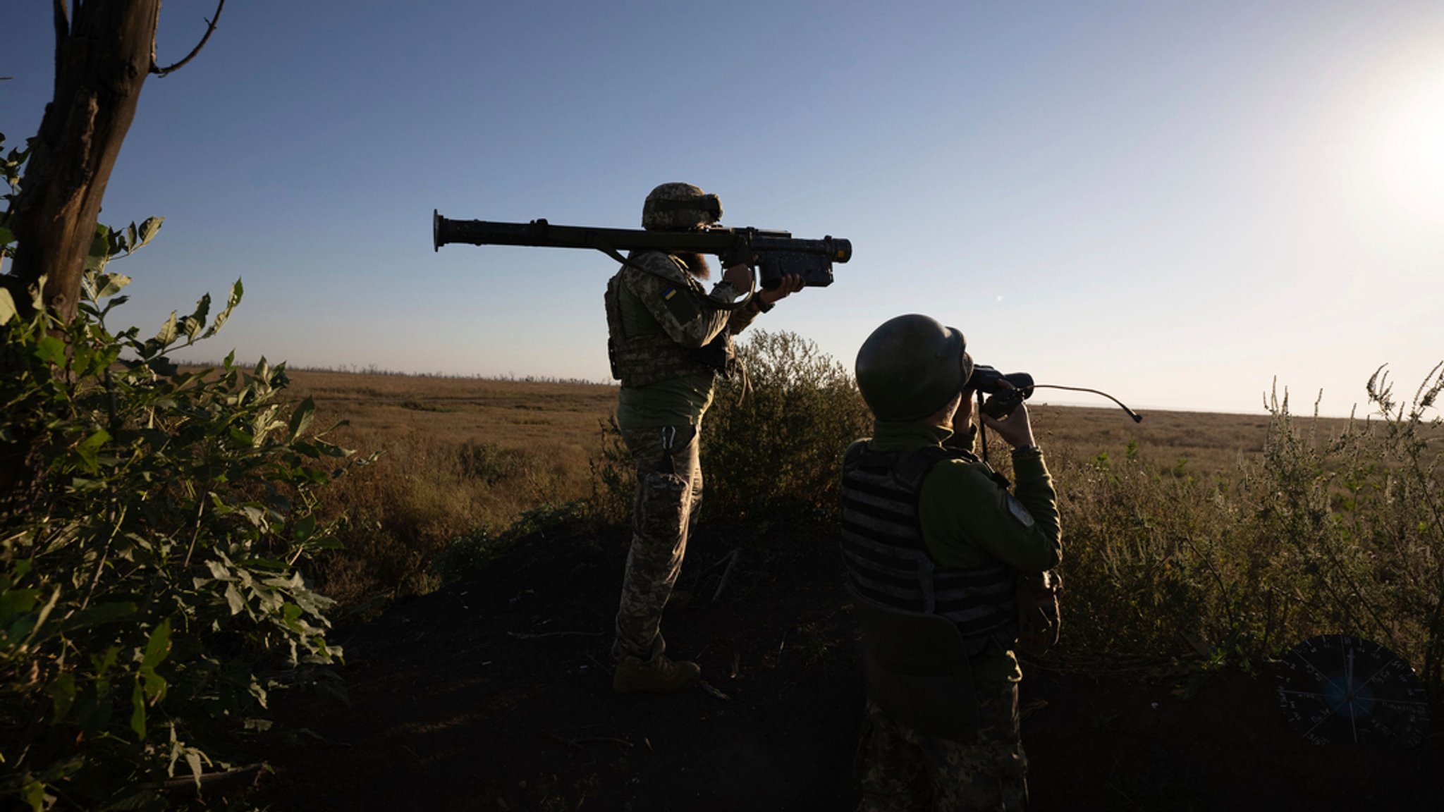 Archivbild vom 24.9.23: Ukrainische Soldaten von der 92. Brigade zielen mit einer Flugabwehrrakete auf die Frontlinie in der Nähe von Klischtschijiwka bei Bachmut.