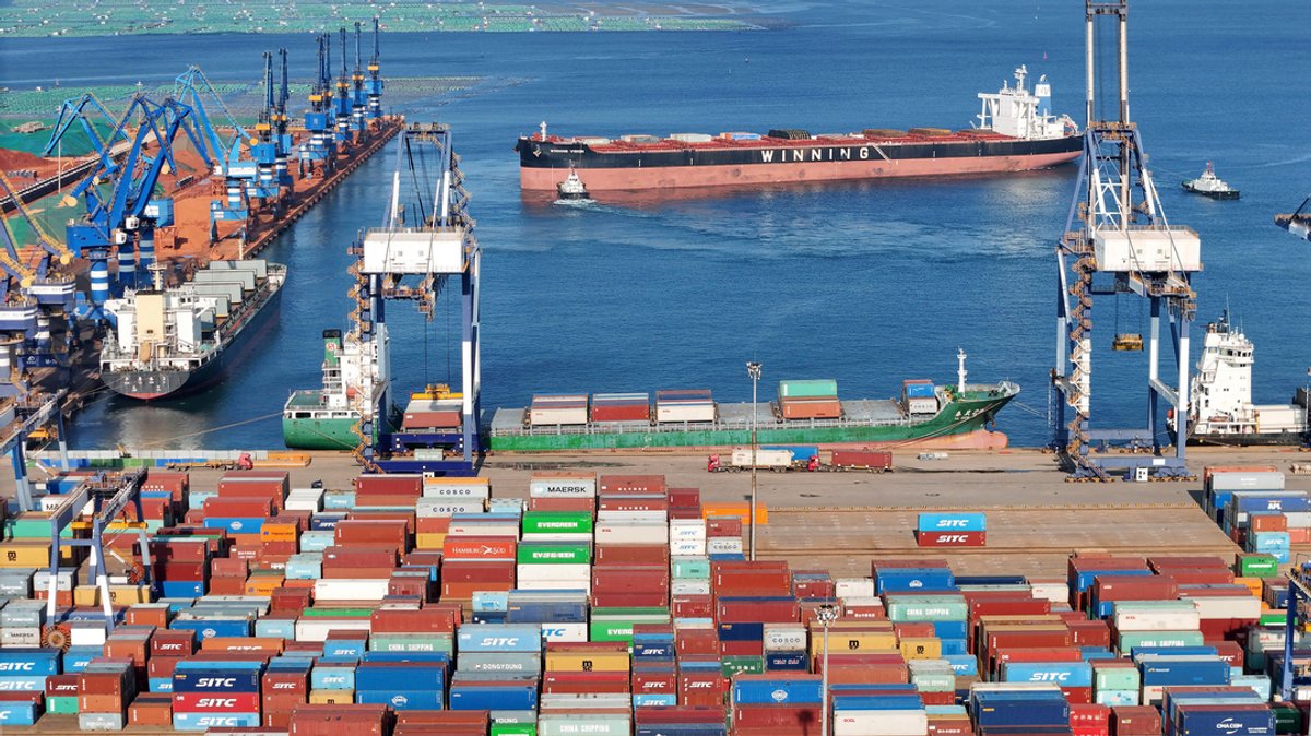 Container warten in einer Werft in Yantai, in der ostchinesischen Provinz Shandong, auf ihren Transport.