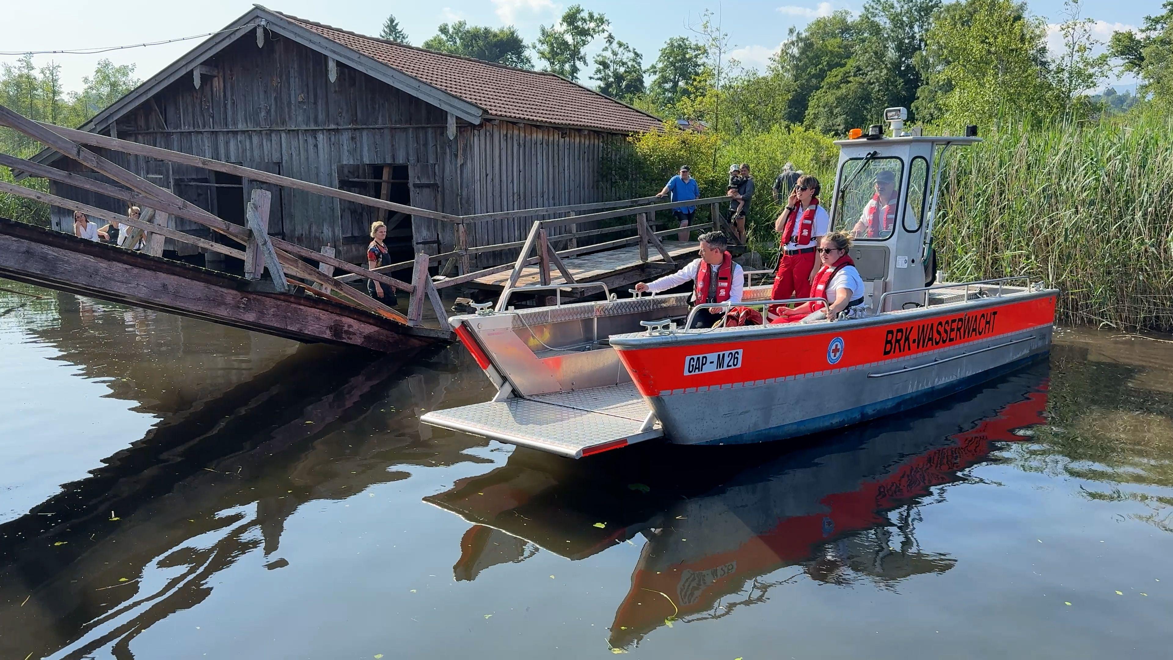Unfall während einer Fronleichnamsprozession: Im oberbayerischen Seehausen ist am Vormittag eine Holzbrücke am Staffelsee eingestürzt. 