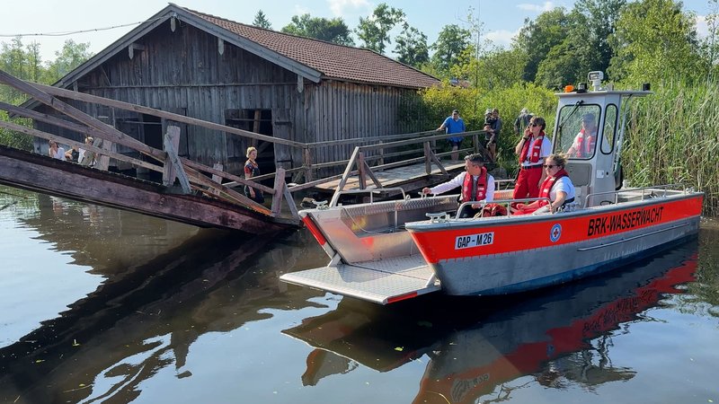 Unfall während einer Fronleichnamsprozession: Im oberbayerischen Seehausen ist am Vormittag eine Holzbrücke am Staffelsee eingestürzt. | Bild: Dominik Bartl/MedienPics.de Unfall während einer Fronleichnamsprozession: Im oberbayerischen Seehausen ist am Vormittag eine Holzbrücke am Staffelsee eingestürzt.