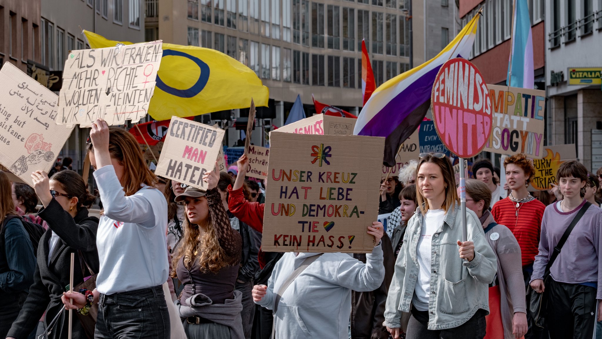 Tausende demonstrieren zum Weltfrauentag am Rindermarkt in München