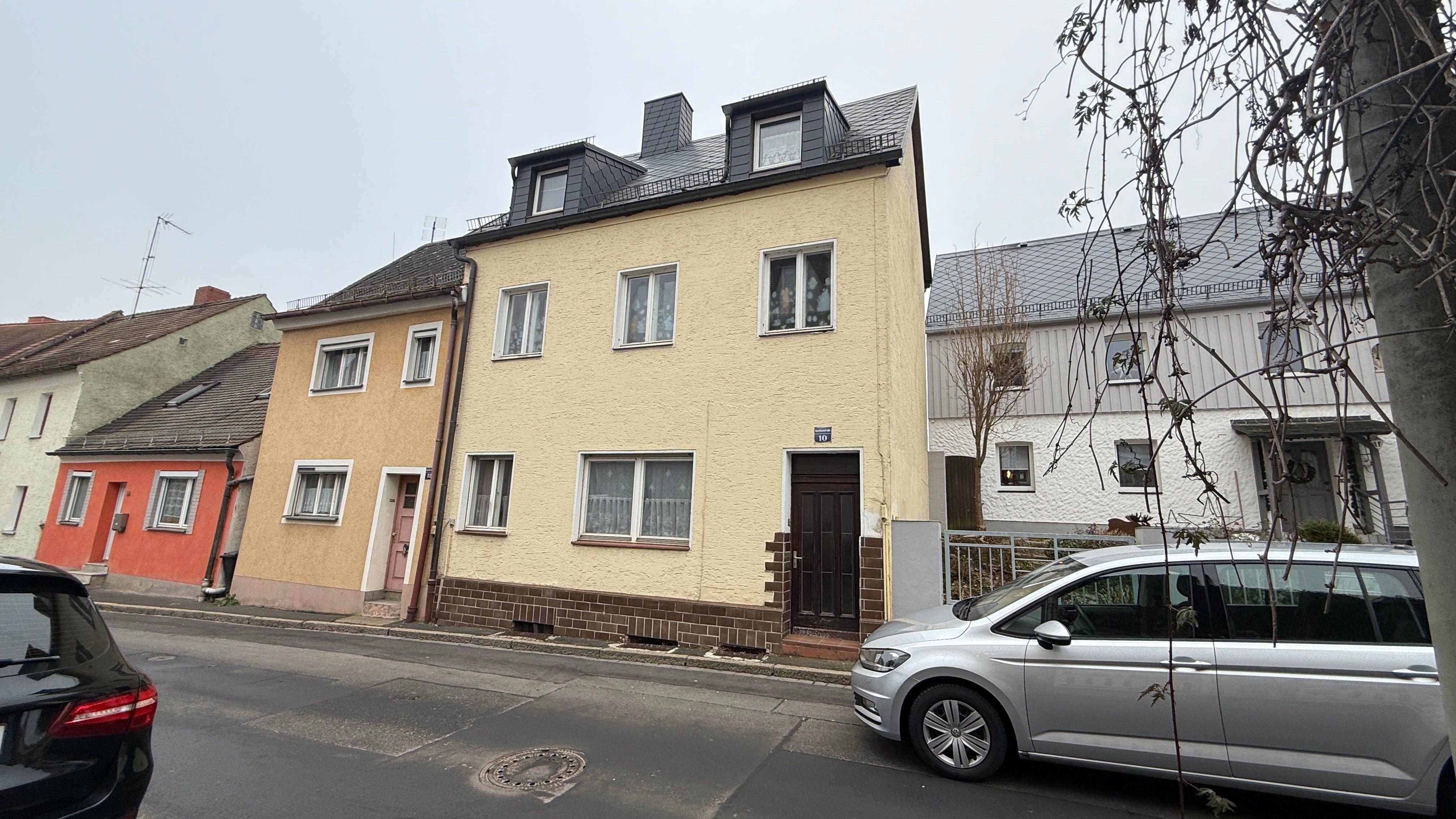 In dieser Häuserzeile in Waldsassen wurde am Donnerstag ein Mann erschossen.