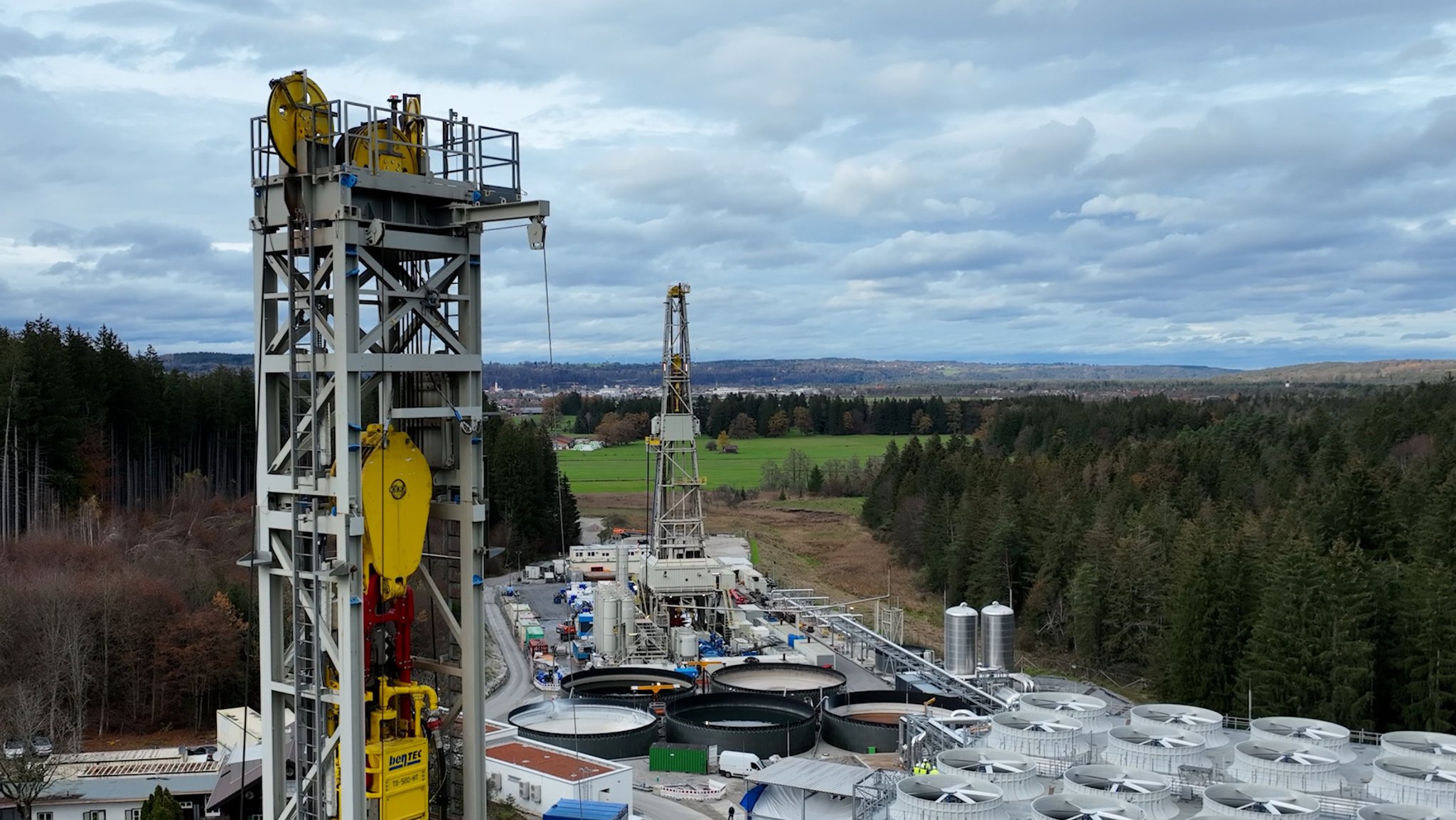 Zwei Bohrtürme auf der Geothermie-Baustelle bei Geretsried