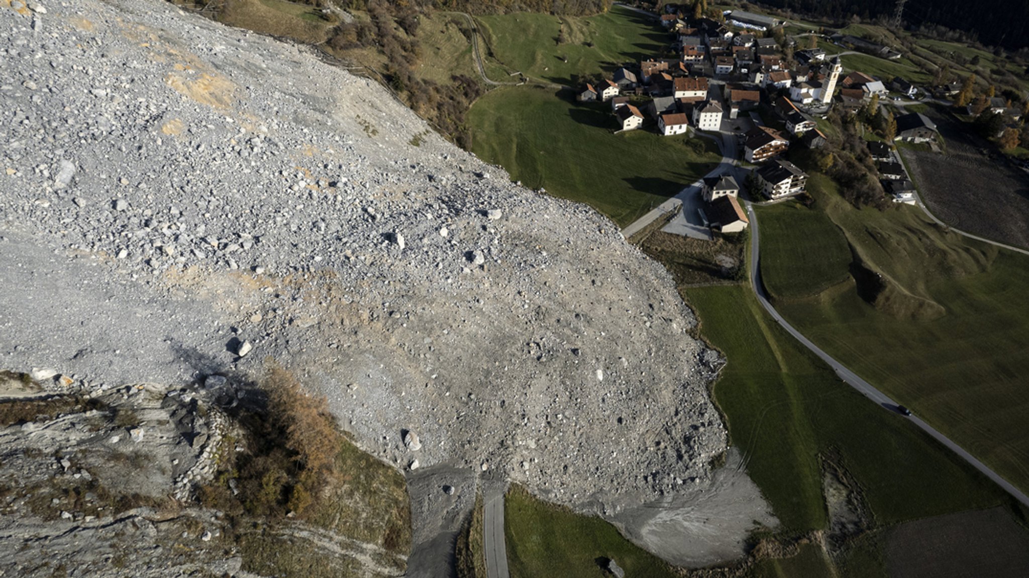 09.11.2024, Schweiz, Brienz: Blick auf das Dorf Brienz in Brienz-Brinzauls. Am 15. Juni 2023 erreichte ein Schuttstrom beinahe das damals evakuierte Dorf.