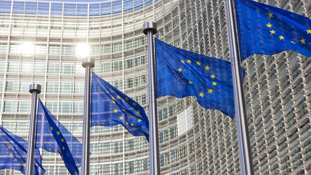 EU-Flaggen wehen vor dem Berlaymont-Gebäude in Brüssel, dem Sitz der EU Kommission.
