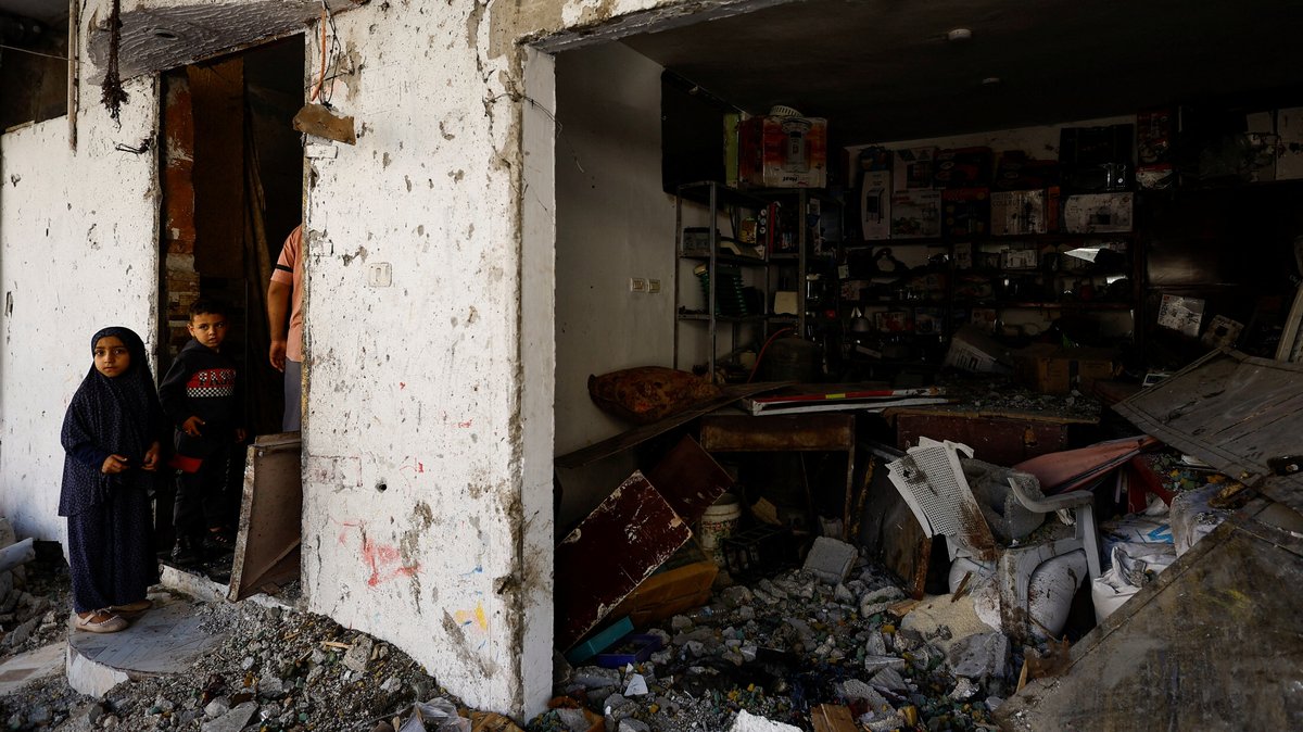 Kinder am Ort eines durch einen Luftangriff zerstörten Hauses in Rafah (20.04.2024)