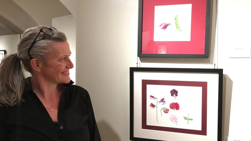 Katja Katholing-Bloss steht neben ihren Werken in der Ausstellung "Natur wird Kunst"