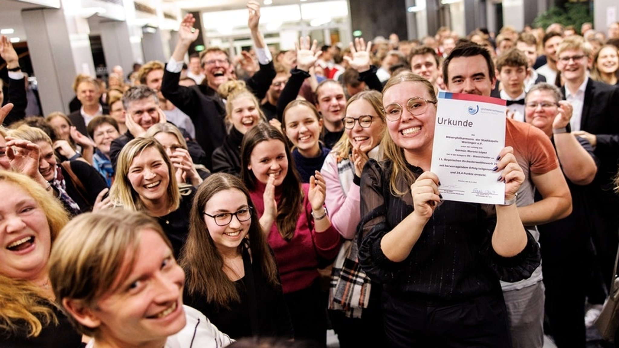 Junge Musikerinnen und Musiker jubeln beim Bayerischen Orchesterwettbewerb 