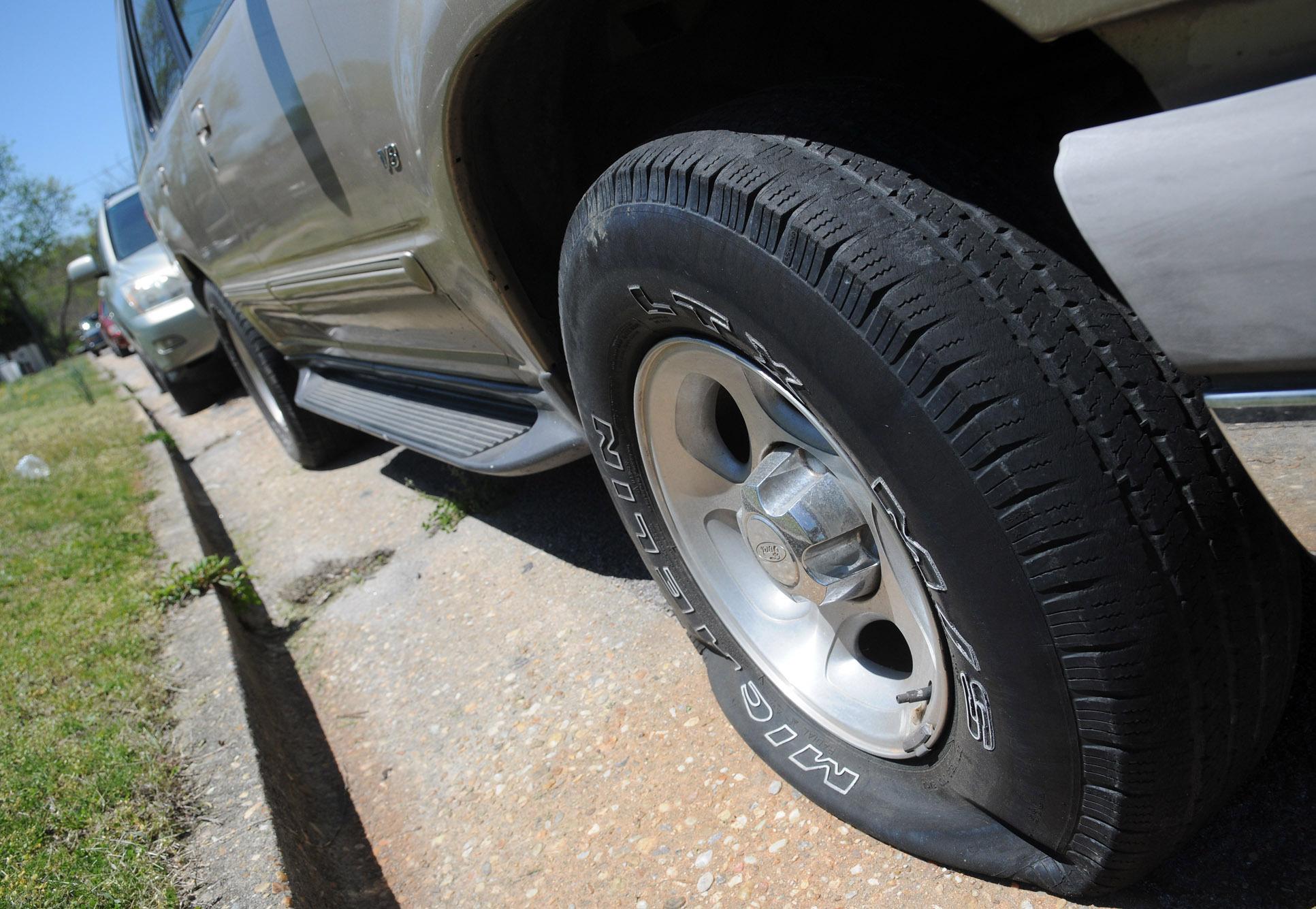 SUV mit plattem Reifen 