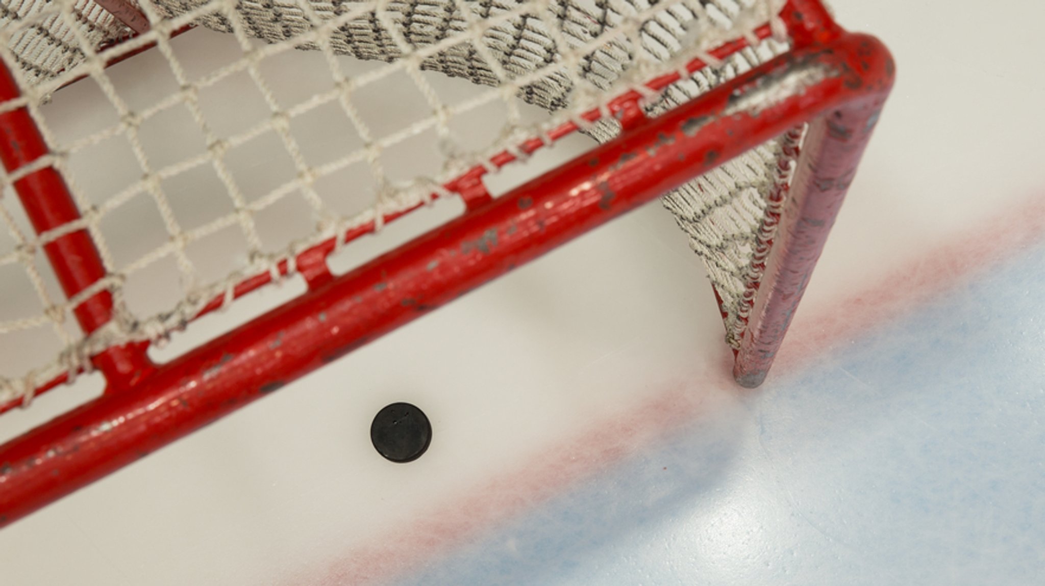 Ein Puck im Eishockey-Tor (Symbolbild)