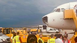 Beschädigtes Flugzeug der Austrian Airlines  (AUA) am Flughafen Wien-Schwechat. | Bild:Facebook/@Exithamster