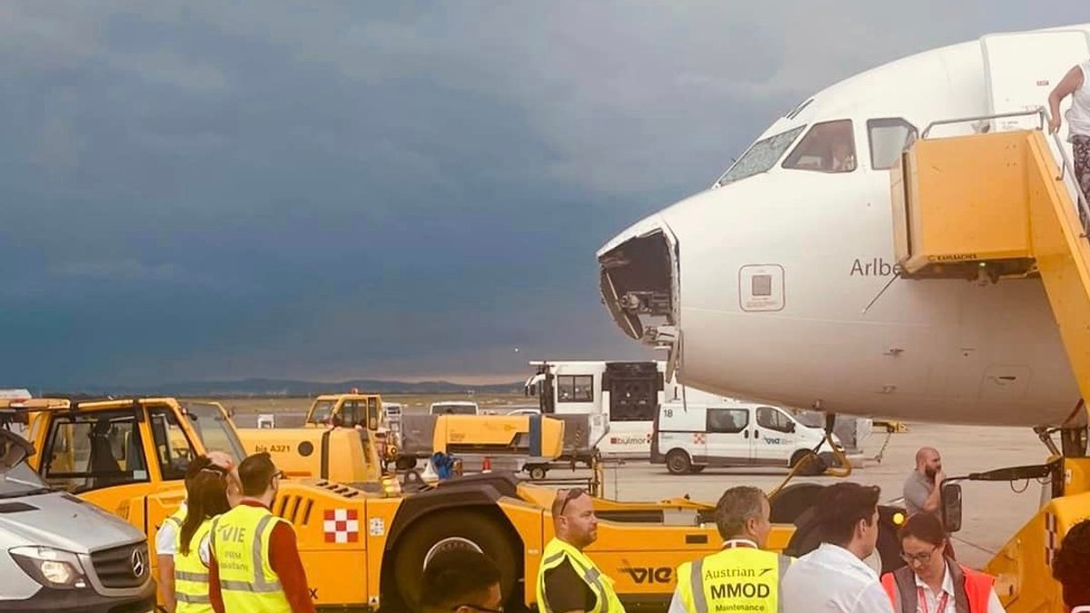 Beschädigtes Flugzeug der Austrian Airlines  (AUA) am Flughafen Wien-Schwechat.