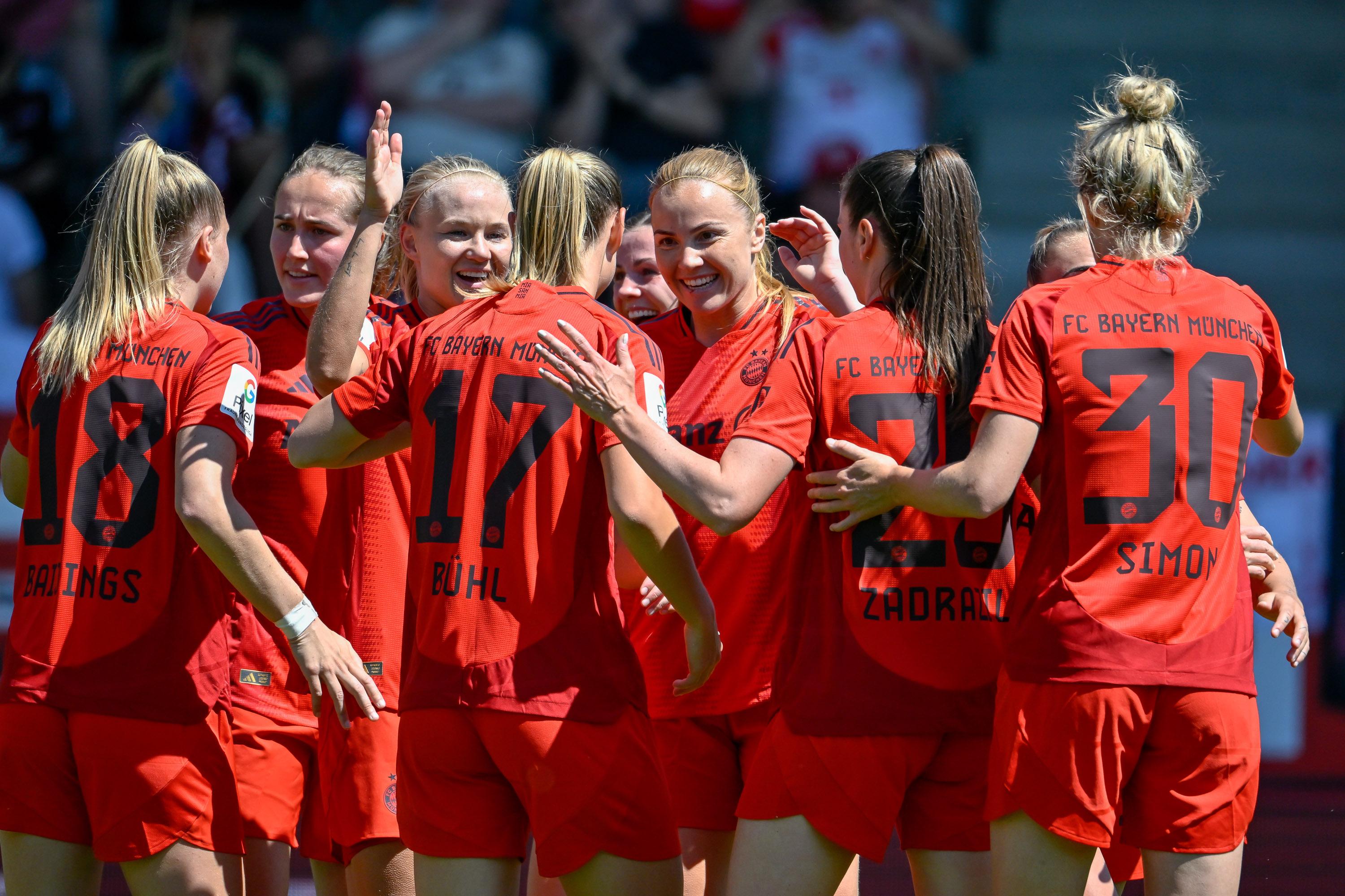 Jubelnde Spielerinnen FC Bayern-Frauen