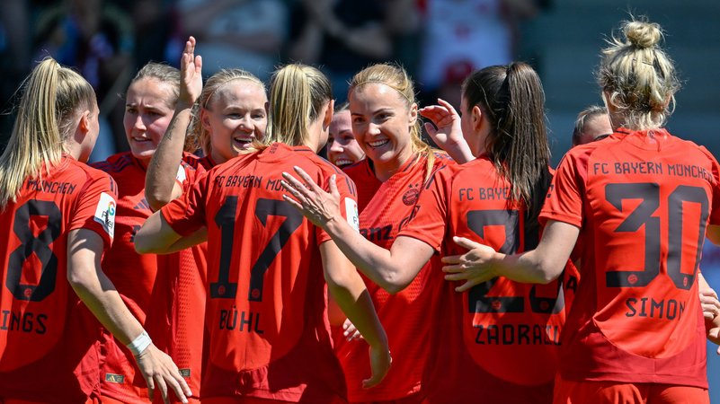 Jubelnde Spielerinnen FC Bayern-Frauen