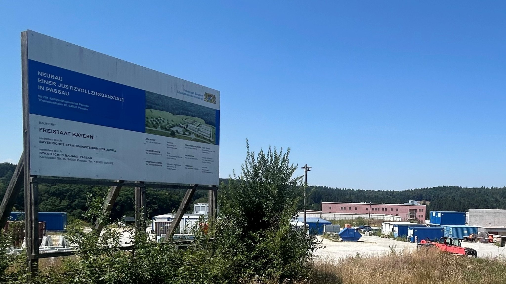 Tafel an der JVA-Baustelle in Passau | Bild: BR/Martin Gruber Tafel an der JVA-Baustelle in Passau