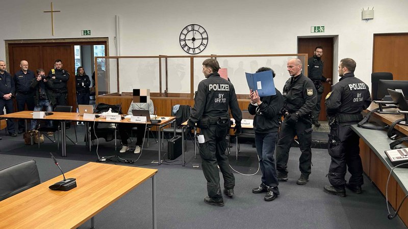 Vor dem Landgericht Hof haben vier Männer zugegeben, einen Geldautomaten in Konradsreuth gesprengt zu haben. | Bild: BR/Christoph Röder Vor dem Landgericht Hof haben vier Männer zugegeben, einen Geldautomaten in Konradsreuth gesprengt zu haben.