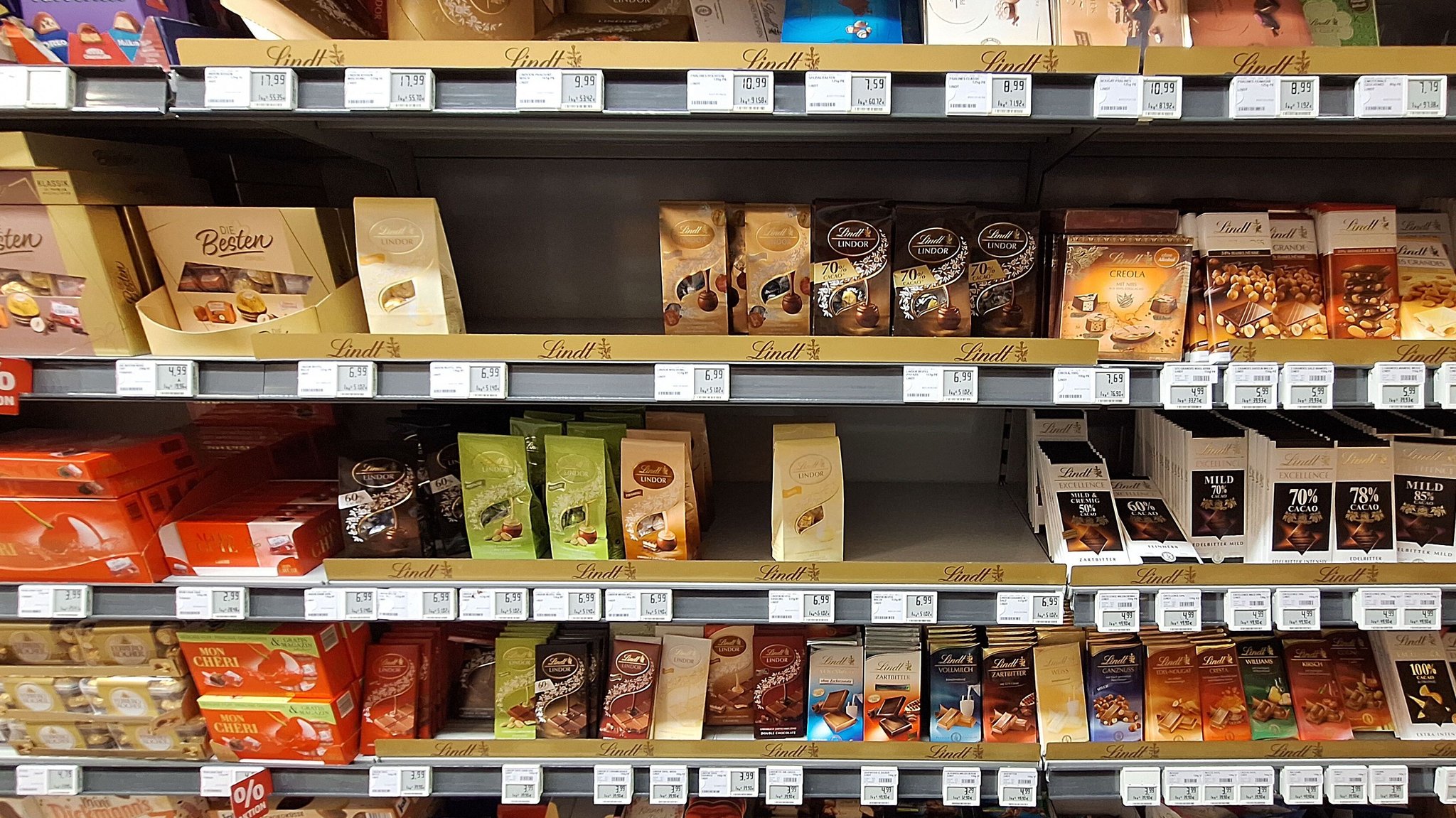 (Symbolbild) Ein Supermarktregal mit Schokoladen. | Bild: picture alliance / Eibner-Pressefoto | Fleig / Eibner-Pressefoto (Symbolbild) Ein Supermarktregal mit Schokoladen.