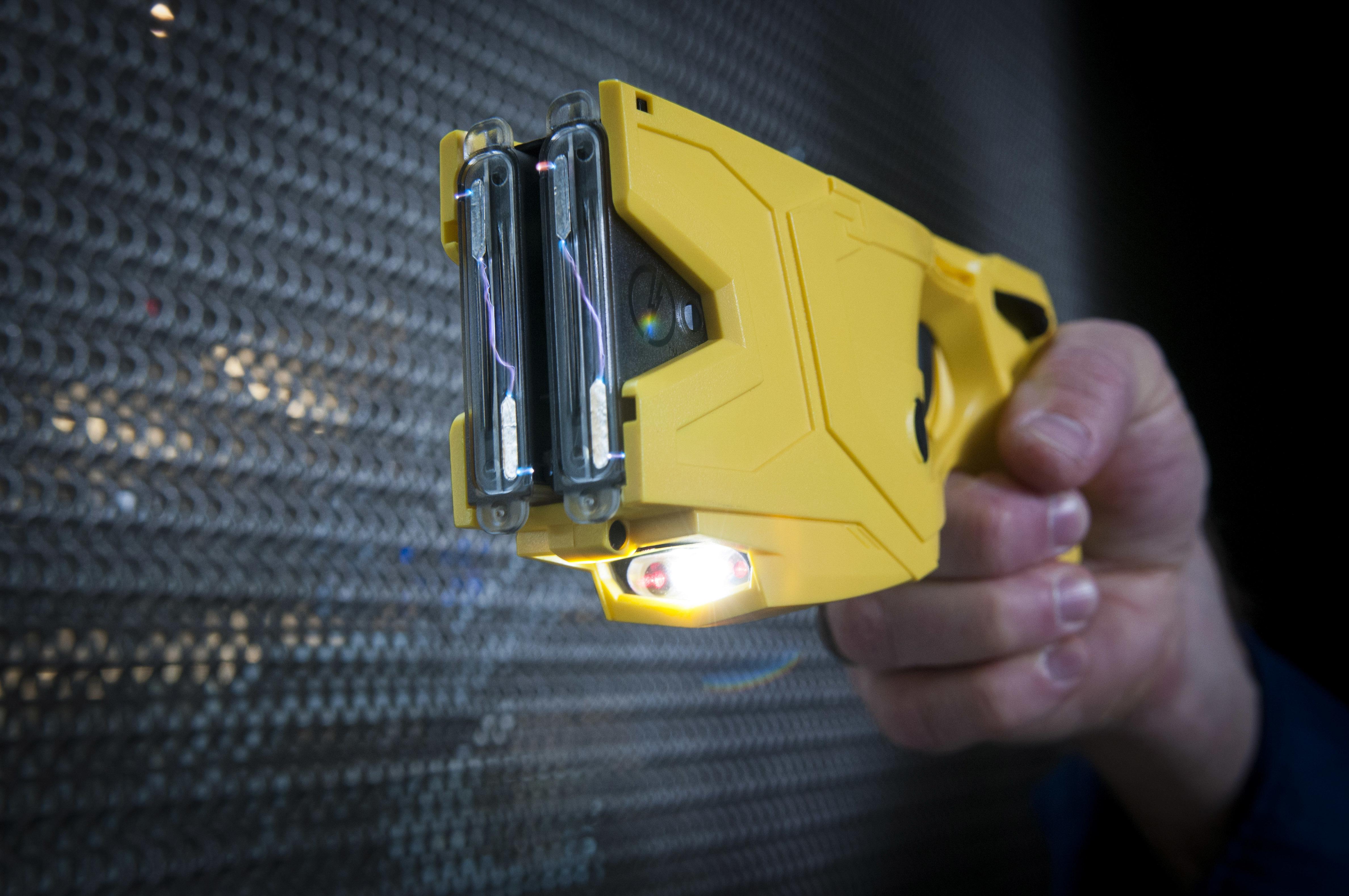 Bayerische Polizei testet umstrittene Taser | BR24