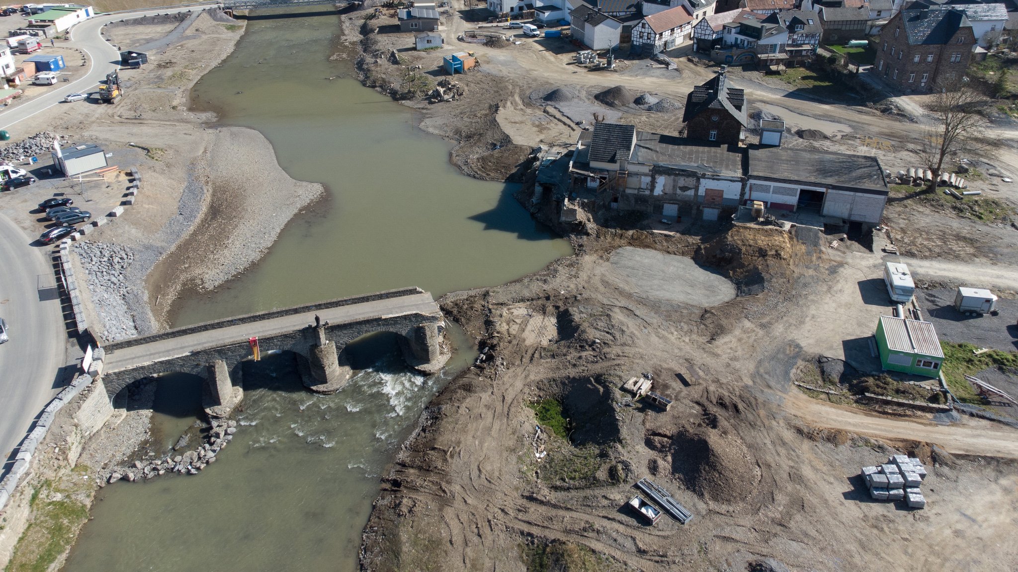 10.03.22: Die zerstörte historische Bogenbrücke über die Ahr. Zahlreiche Gebäude im ehemaligen Zentrum des Weinortes mussten abgerissen werden.