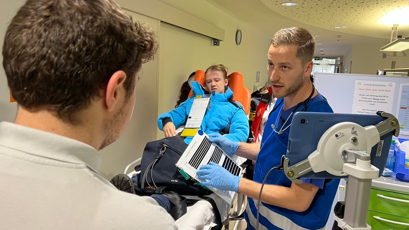 In der Notaufnahme stehen die Sanitäter mit den verletzten Patienten Schlange. | Bild: BR / Pogner In der Notaufnahme stehen die Sanitäter mit den verletzten Patienten Schlange.