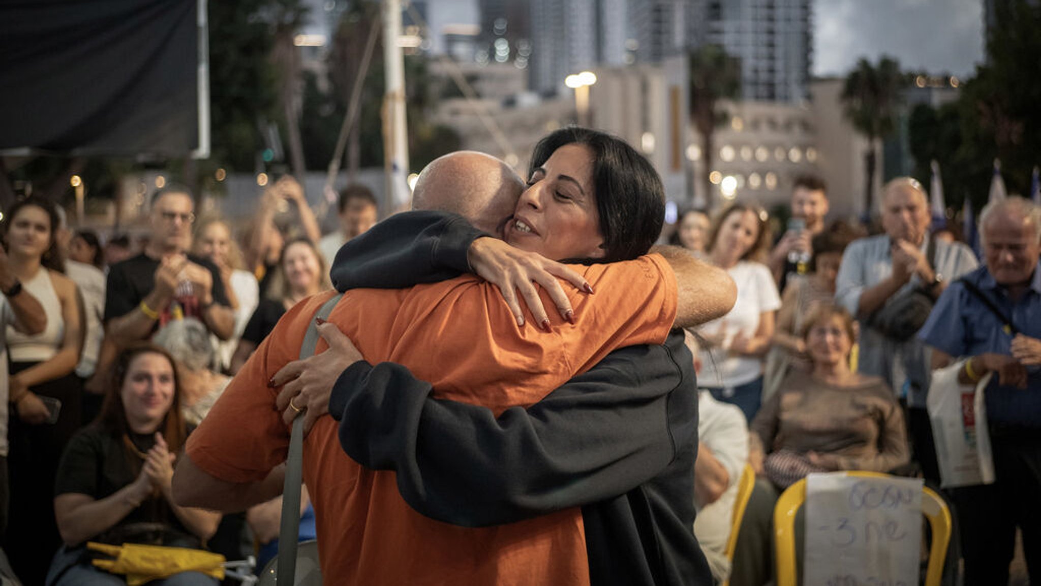 09.10.2025, Israel, Tel Aviv: Einav Zangauker (r), Mutter der israelischen Geisel Matan Zangauke, die von der Hamas festgehalten wird, feiert auf dem Geiselplatz in Tel Aviv, wo sich Menschen versammeln, um die Ankündigung einer Vereinbarung zwischen Israel und der Hamas über die Umsetzung der ersten Phase des US-Friedensplans für den Gazastreifen zu feiern. Foto: Ilia Yefimovich/dpa +++ dpa-Bildfunk +++
