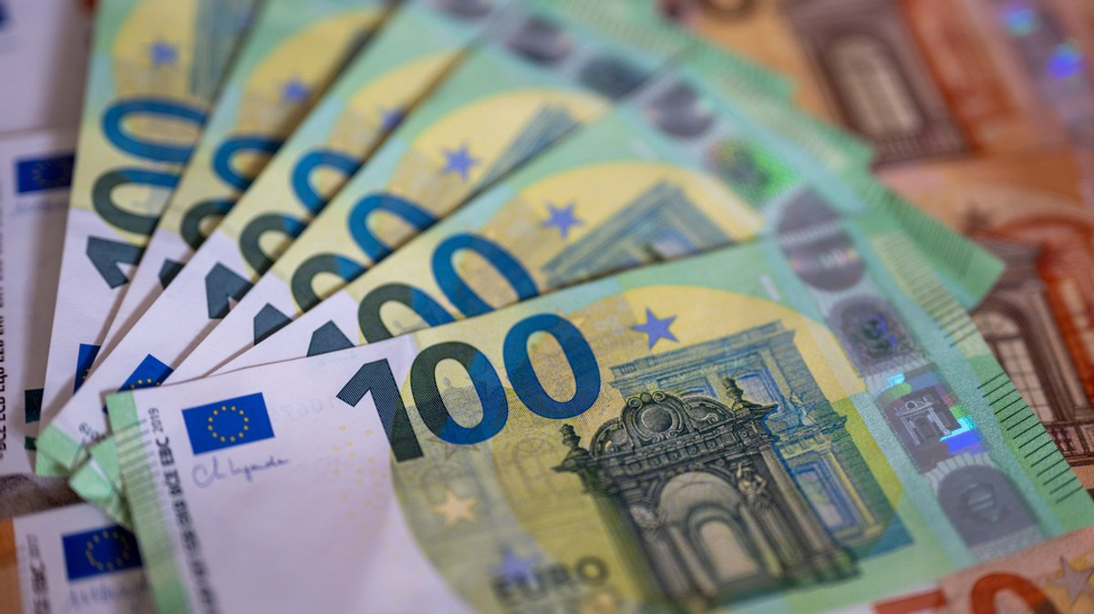 Geldscheine mit dem Wert von 100 und 50 Euro liegen auf einem Tisch. 