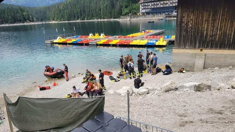 HANDOUT - 05.07.2025, Bayern, Grainau: Dieses vom Bayerischen Roten Kreuz zur Verfügung gestellte Foto zeigt Rettungskräfte am Ufer des Eibsees in Bayern. Ein 33 Jahre alter Mann und sein kleiner Sohn sind bei einem Badeunfall auf dem oberbayerischen Eibsee untergegangen. Die beiden werden nach Polizeiangaben vermisst, es läuft eine große Suchaktion. Foto: -/Bayerisches Rotes Kreuz /dpa - ACHTUNG: Nur zur redaktionellen Verwendung im Zusammenhang mit der aktuellen Berichterstattung und nur mit vollständiger Nennung des vorstehenden Credits +++ dpa-Bildfunk +++ | Bild: dpa-Bildfunk/- HANDOUT - 05.07.2025, Bayern, Grainau: Dieses vom Bayerischen Roten Kreuz zur Verfügung gestellte Foto zeigt Rettungskräfte am Ufer des Eibsees in Bayern. Ein 33 Jahre alter Mann und sein kleiner Sohn sind bei einem Badeunfall auf dem oberbayerischen Eibsee untergegangen. Die beiden werden nach Polizeiangaben vermisst, es läuft eine große Suchaktion. Foto: -/Bayerisches Rotes Kreuz /dpa - ACHTUNG: Nur zur redaktionellen Verwendung im Zusammenhang mit der aktuellen Berichterstattung und nur mit vollständiger Nennung des vorstehenden Credits +++ dpa-Bildfunk +++