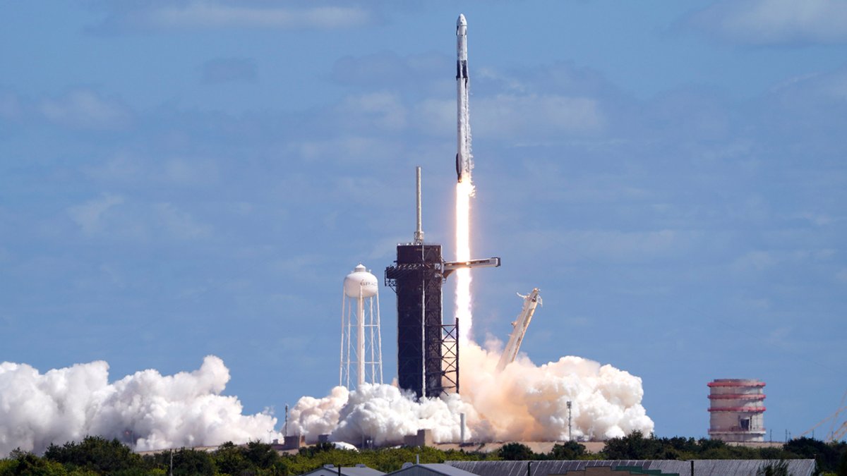 Eine "Falcon 9-Rakete" der Firma SpaceX und die "Dragon-Kapsel" heben mit einer multinationalen Besatzung von vier Astronauten vom Launch Complex «39-A» im Kennedy Space Center in Cape Canaveral ab und beginnen eine fünfmonatige Mission zur Internationalen Raumstation
