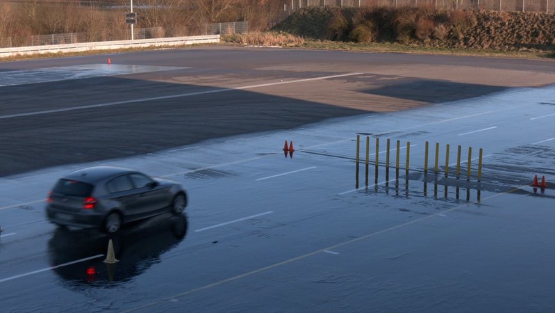 Ein verpflichtendes Fahrsicherheitstraining könnte die Unfallzahlen junger Fahrer senken. Das zeigt das Beispiel Österreich. | Bild: BR/Lukas Rentz Ein verpflichtendes Fahrsicherheitstraining könnte die Unfallzahlen junger Fahrer senken. Das zeigt das Beispiel Österreich.