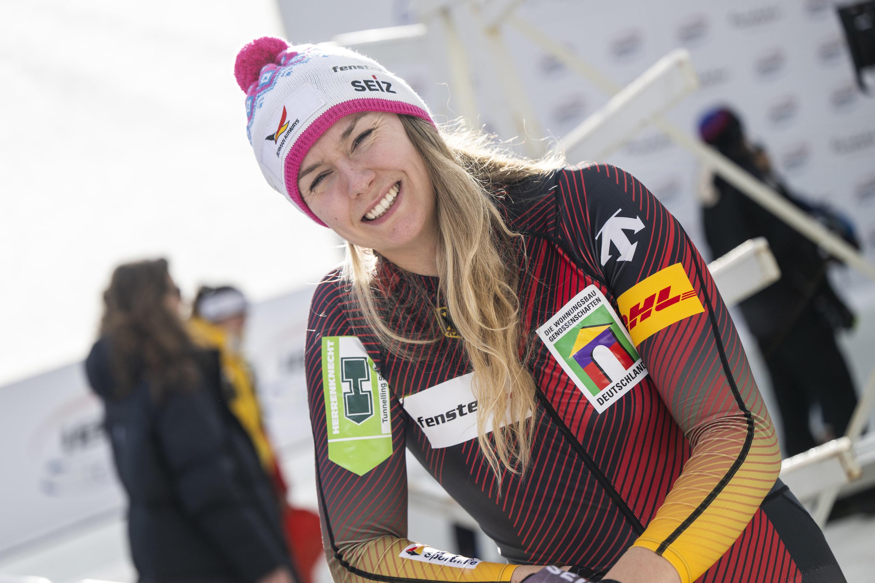 25.01.2025, Schweiz, St. Moritz: Bob, Weltcup, Monobob, Frauen, Laura Nolte aus Deutschland lächelt nach dem Weltcup der Frauen. Foto: Mayk Wendt/KEYSTONE/dpa +++ dpa-Bildfunk +++