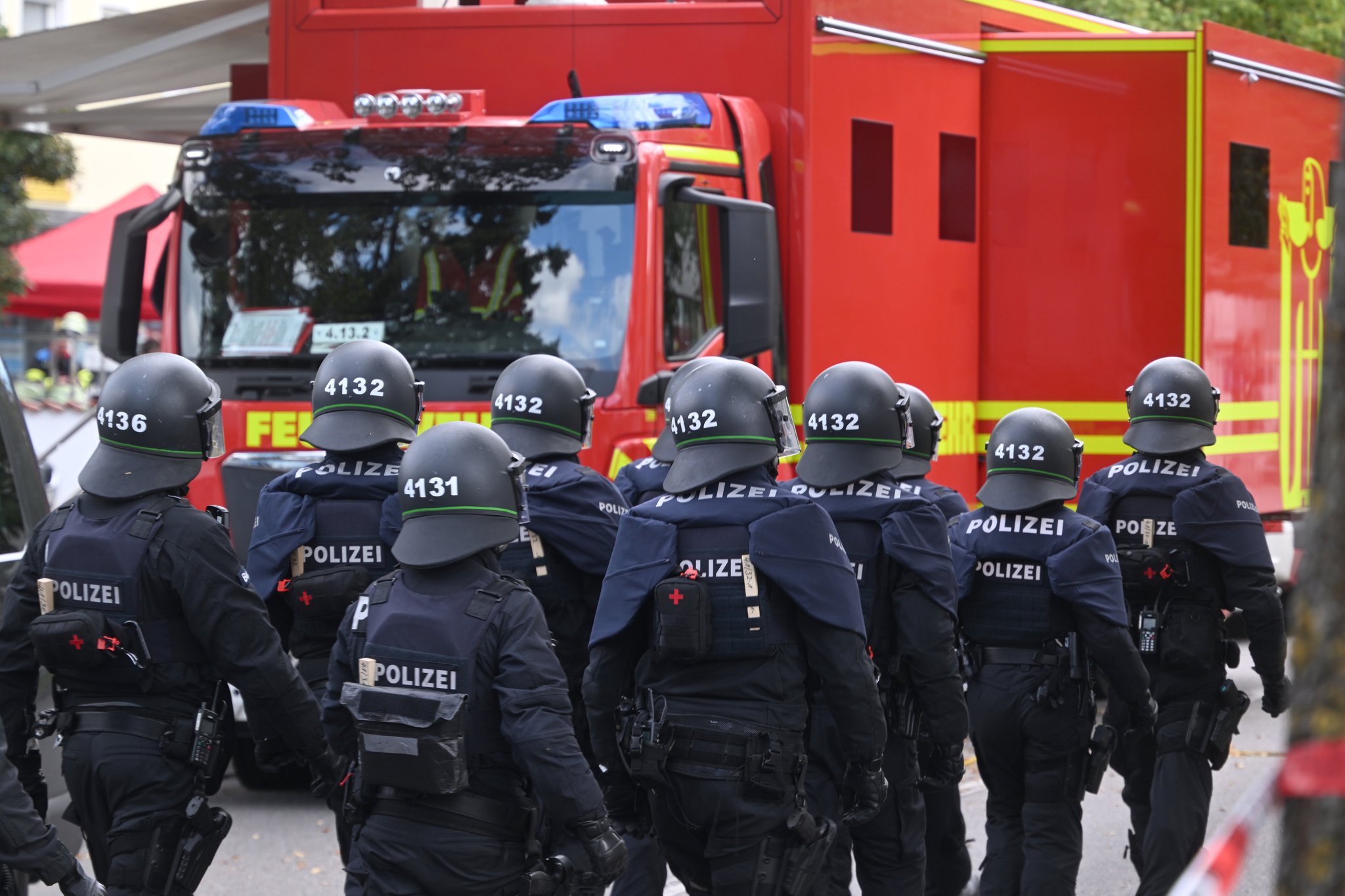01.10.2025, Bayern, München: Ein Großaufgebot der Polizei ist nach einem Brand in einem Münchner Einfamilienhaus im Münchner Stadtteil Lerchenau im Einsatz. | Bild: dpa-Bildfunk/Felix Hörhager 01.10.2025, Bayern, München: Ein Großaufgebot der Polizei ist nach einem Brand in einem Münchner Einfamilienhaus im Münchner Stadtteil Lerchenau im Einsatz.