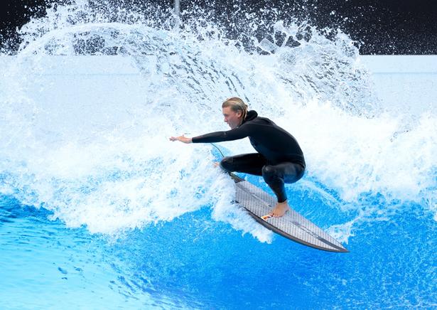 Surfer und Olympia-Teilnehmer Tim Elter bei der Eröffnung von Surftown Munich | Bild:dpa