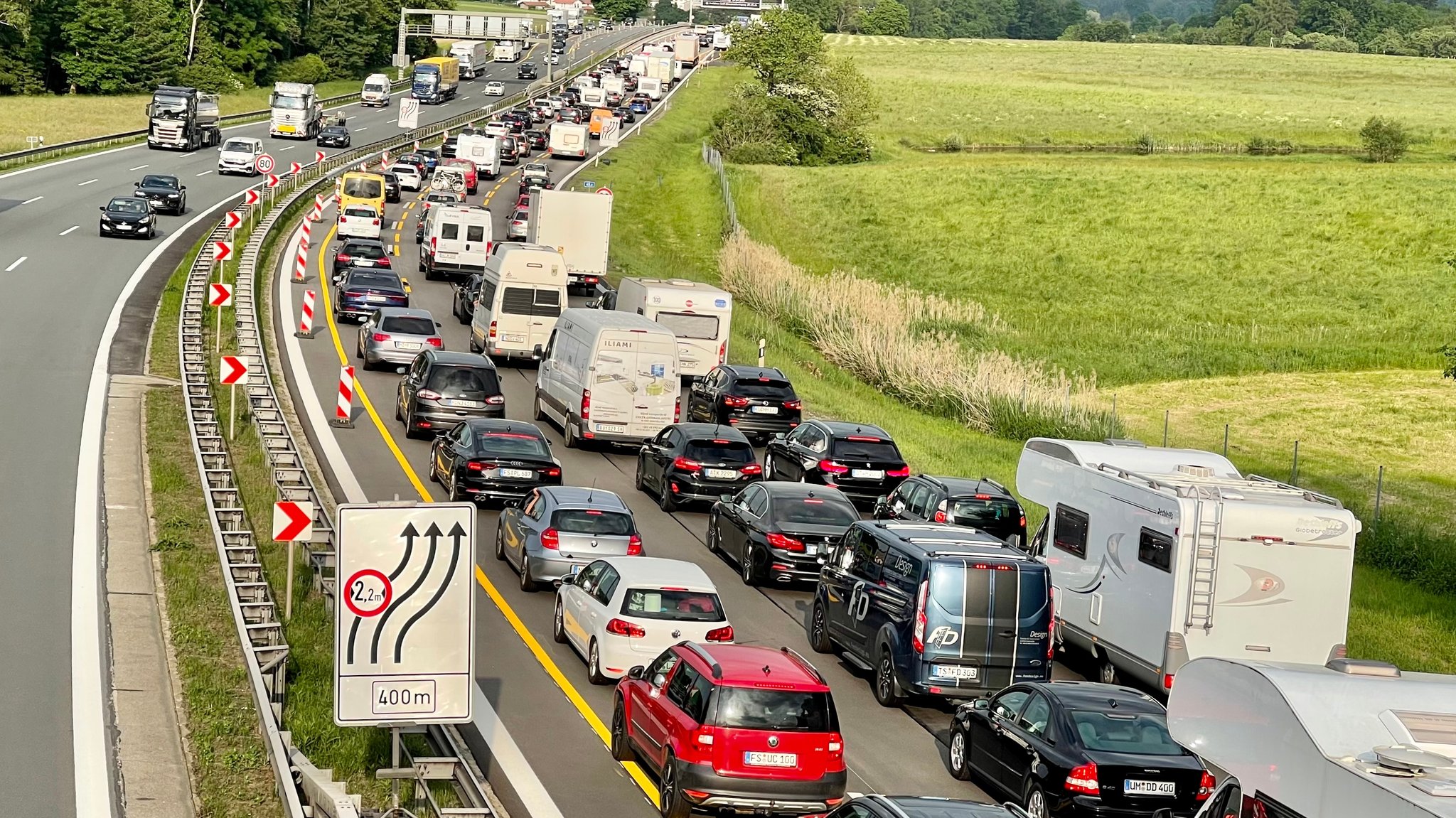Das Bild zeigt eine Autobahn, auf der sich Autos und Wohnmobile stauen. | Bild: BR/Sabine Schmalhofer Das Bild zeigt eine Autobahn, auf der sich Autos und Wohnmobile stauen.