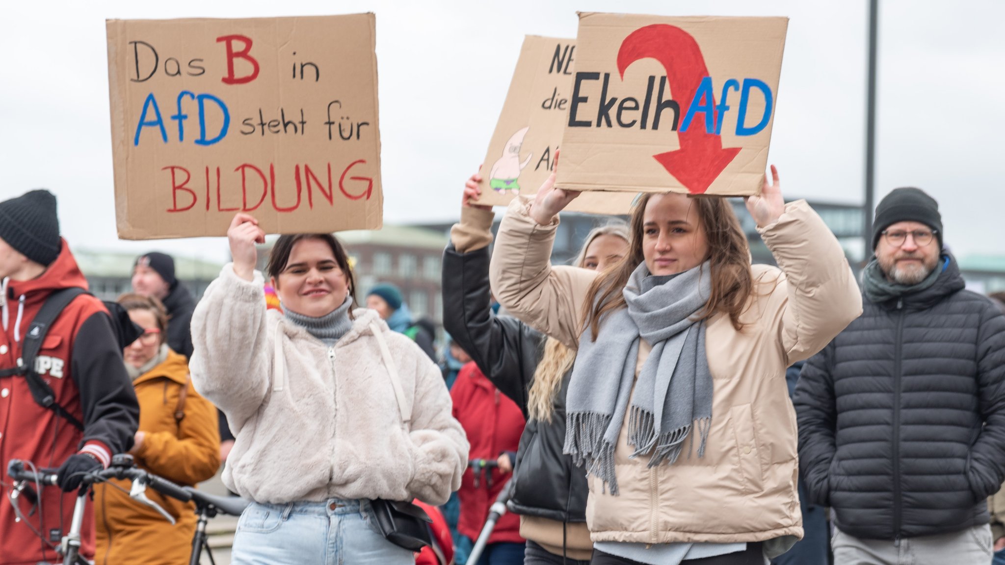 Demonstration vom "Bremer Bündnis gegen Rechts" am 4.2.2024, Zwei Frauen halten Schilder hoch mit der Aufschrift "Das B in AfD steht für Bildung" und "EkelAfD"