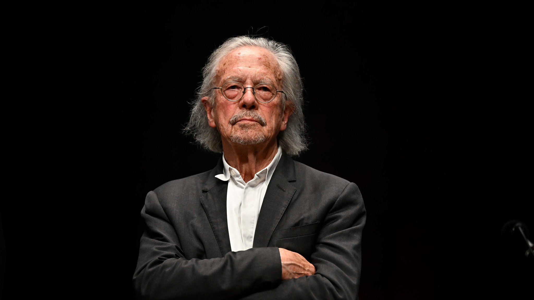 Peter Handke auf einer Bühne, fotografiert im Oktober 2023.