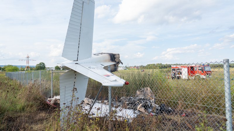 Am Sonntagmittag (17.09.2023) stürzte auf einem Bamberger Flugplatz ein Flugzeug ab. Die Maschine zerbrach in zwei Teile, wobei der vordere Teil Feuer fing und komplett ausbrannte.