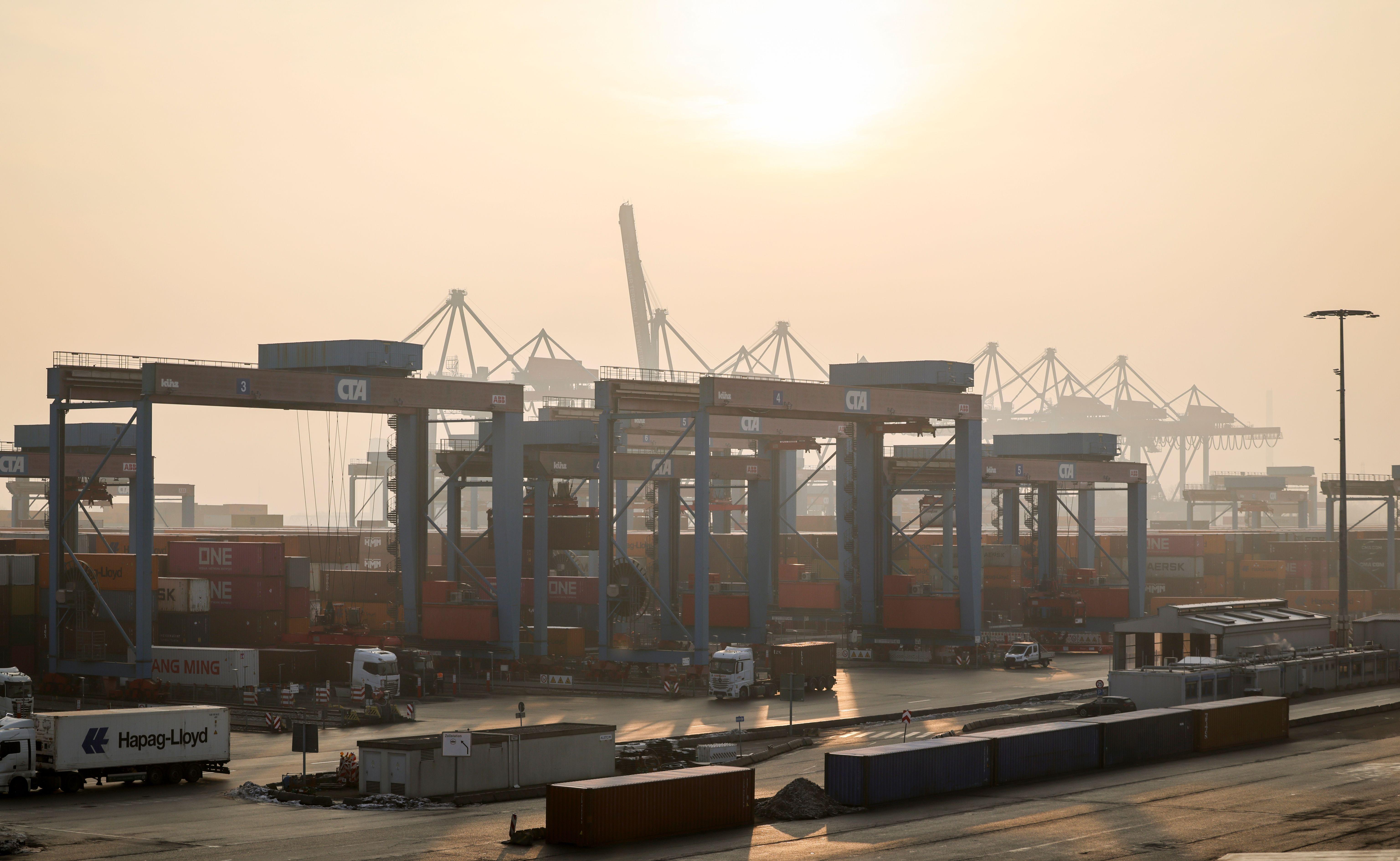 In Hamburg werden Container am Container Terminal Altenwerder (CTA) der Hamburger Hafen und Logistik AG (HHLA) gelagert und verladen.