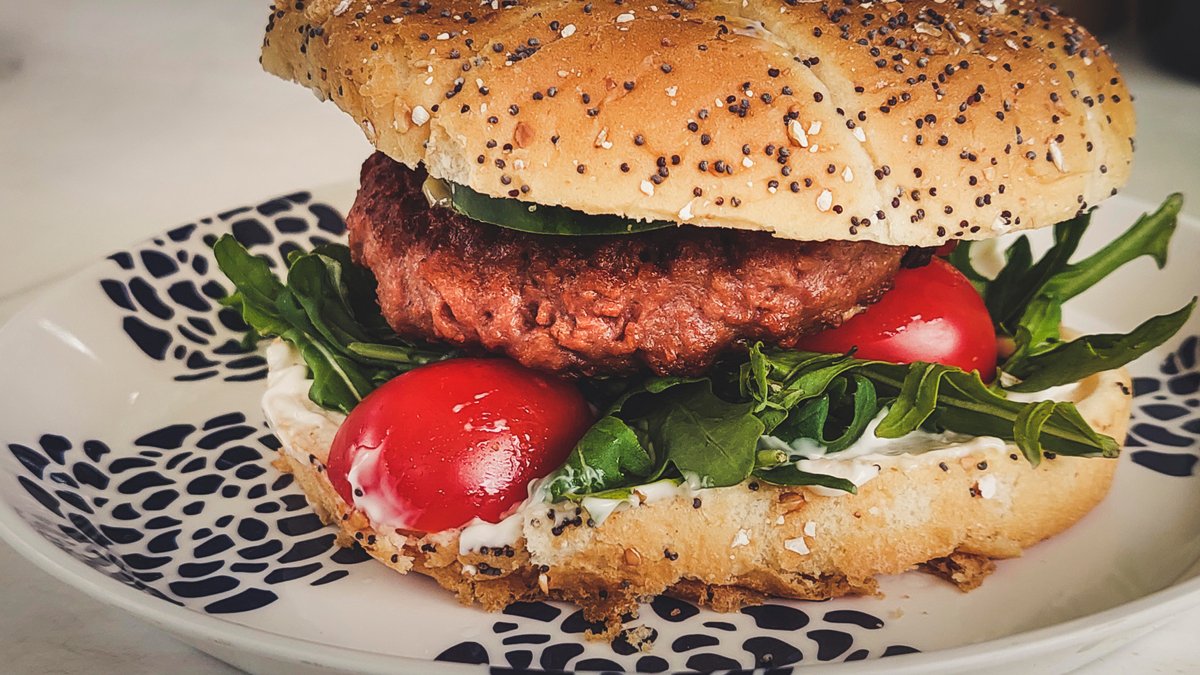 Ein Burger mit veganem Patty (Symbolbild)